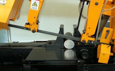 小板镇数控带锯床自动送料精度会出现偏差吗？